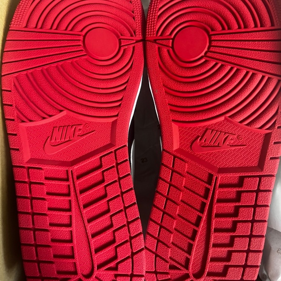 Nike Air Jordan 1 Low Bred - Picture 4 of 4